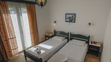 Caja de seguridad en la habitación y tabla de planchar con plancha