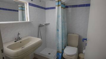 Ducha, secador de pelo, toallas, jabón