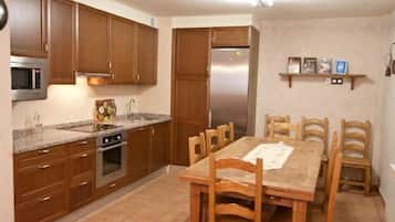 Microwave, stovetop, dishwasher, coffee/tea maker