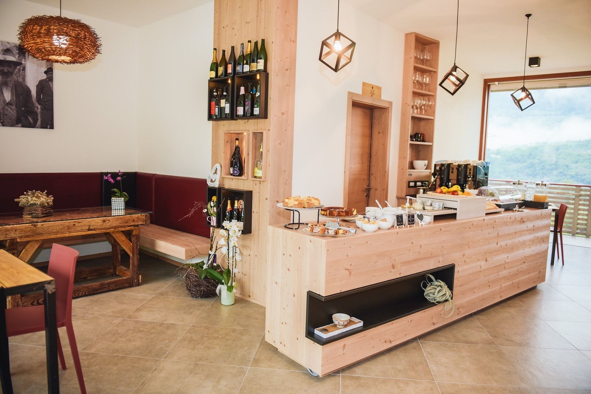 Uma cozinha moderna com ilha de madeira, garrafas de vinho e diversos utensílios de cozinha.