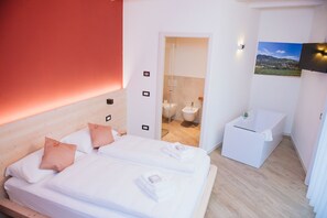 Deluxe Suite, 1 Queen Bed, Balcony, Mountain View