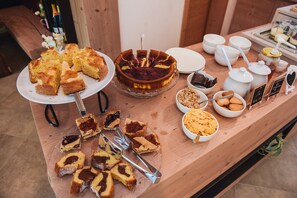 Free daily buffet breakfast - Agritur Verderame (Trento)