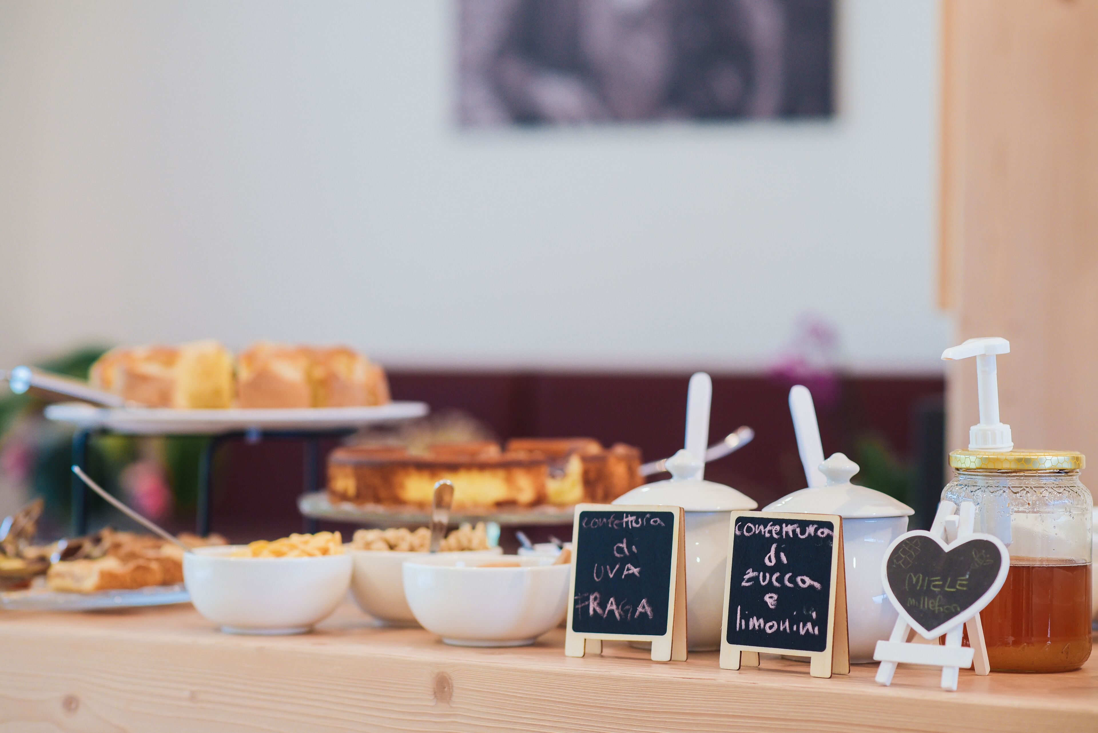 Un bufé de desayuno con diferentes alimentos y salsas.
