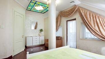 Habitación cuádruple familiar | Caja de seguridad en la habitación y tabla de planchar con plancha