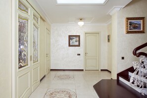 Interior entrance - Bortnichi House (Kyiv)