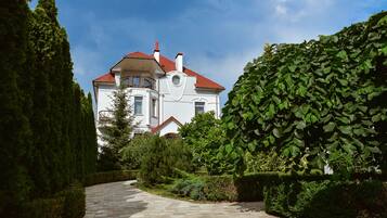 Vista frontal de la propiedad