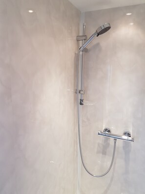 Lodge | Bathroom shower - Retreat at Burnewhall (Penzance)