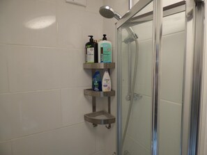 Kostenlose Toilettenartikel, Haartrockner, Handtücher