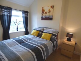 Comfort House, 3 Bedrooms (Sleeps 8) | Iron/ironing board, free WiFi, bed sheets