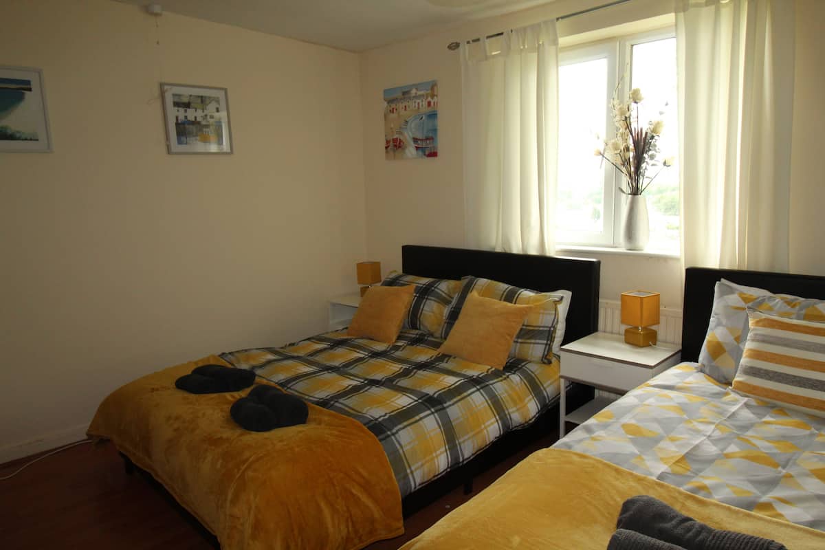 Iron/ironing board, free WiFi, bed sheets