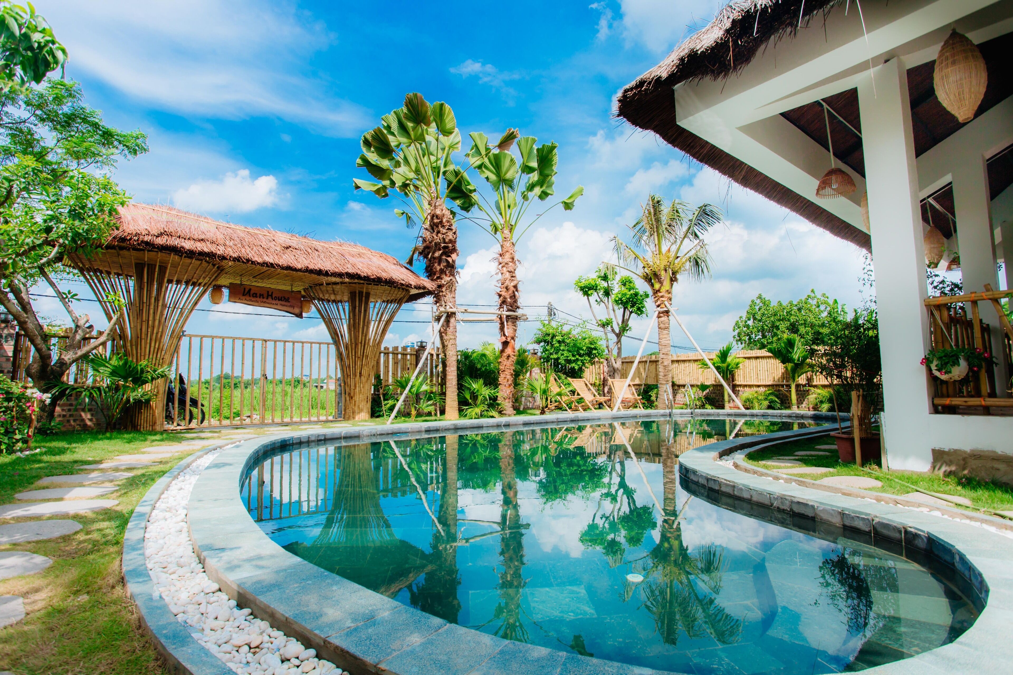 Utendørsbasseng, bassengparasoller og solsenger