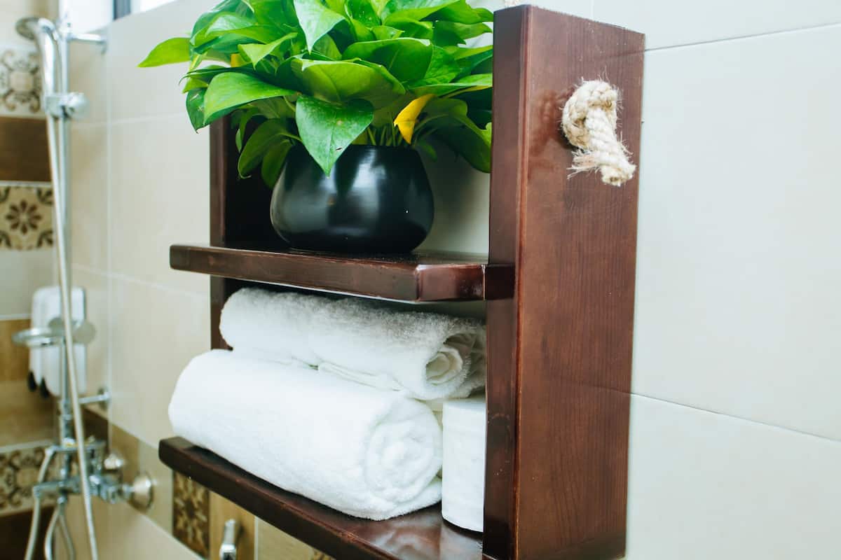 economy double room, 1 queen bed | interior