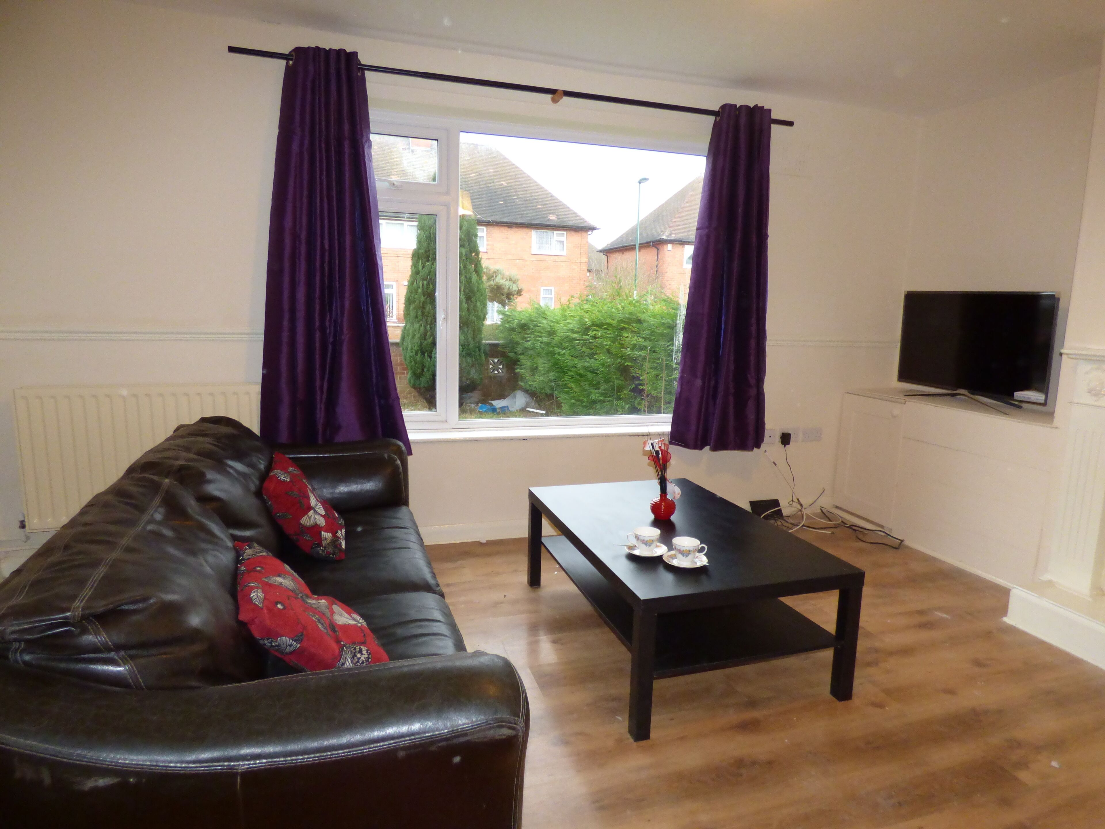 Room | Living area | Flat-screen TV