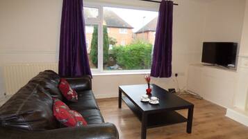 Room | Living area | Flat-screen TV