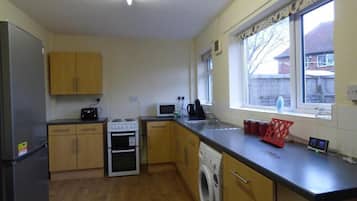 Full-sized fridge, microwave, oven, stovetop