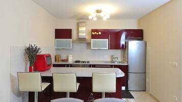 Refrigerador, microondas, horno y parrilla de estufa