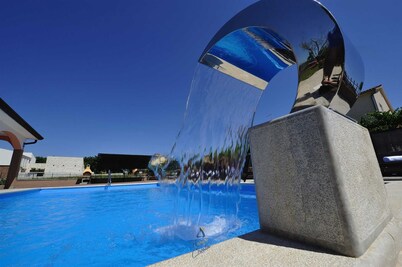 Charming Villa with Hydro Massage Pool, Perfect for Groups of 8