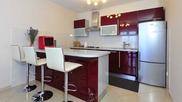 Kühlschrank, Mikrowelle, Ofen, Herdplatte