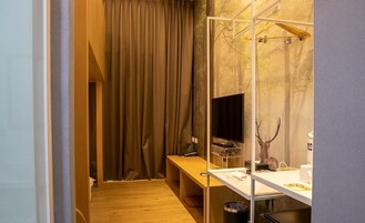 高级四人房 | 遮光窗  帘、免费 WiFi、床单