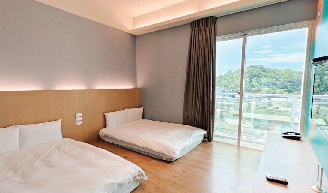 Blackout drapes, free WiFi, bed sheets