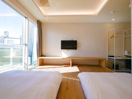 Deluxe Quadruple Room | Blackout drapes, free WiFi, bed sheets