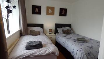 Comfort House, 3 Bedrooms (Sleeps 9) | 4 bedrooms, iron/ironing board, free WiFi, bed sheets