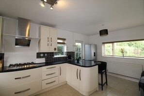 Full-size fridge, microwave, oven, stovetop - Depedale House (Derby)