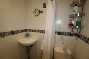 House, 3 Bedrooms (Sleeps 8) | Bathroom