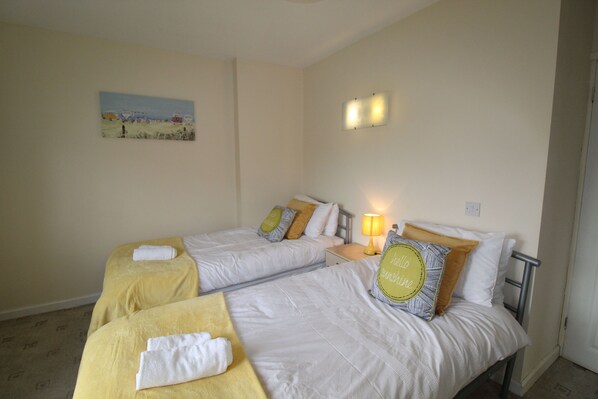 House, 3 Bedrooms (Sleeps 8) | Iron/ironing board, free WiFi, bed sheets - Depedale House (Derby)