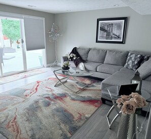 Téléviseur connecté, foyer, lecteur de DVD, sélection de films