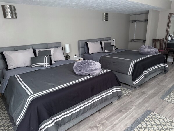 2 chambres, coffre-fort, bureau, fer et planche à repasser