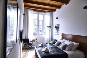 Design Double Room (2) | Individually decorated, free WiFi, bed sheets - Downtown Room In Canal District (Amsterdam)