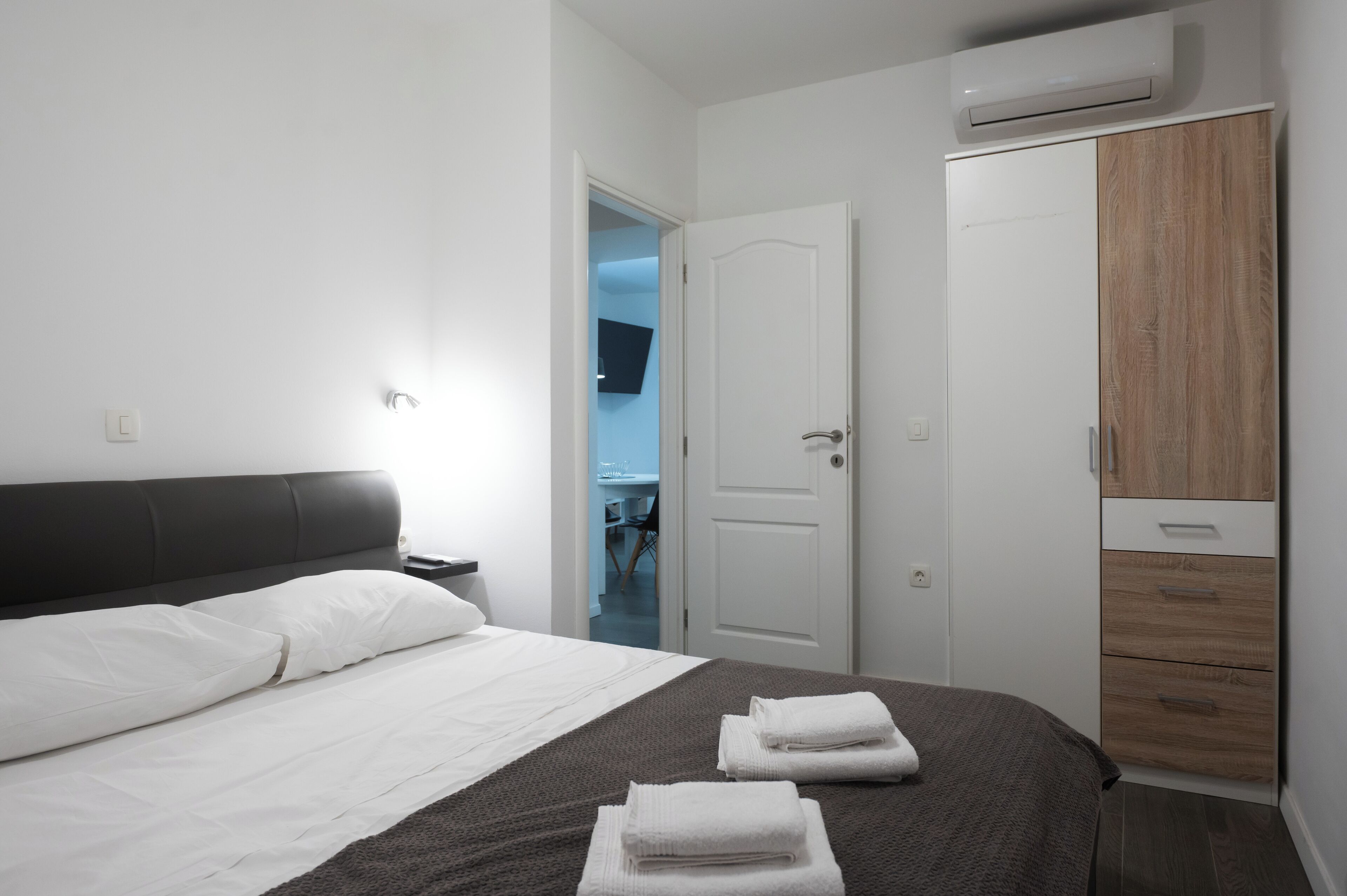 Une chambre d’hôtel équipée d’un lit, d’une armoire et d’un appareil de climatisation.