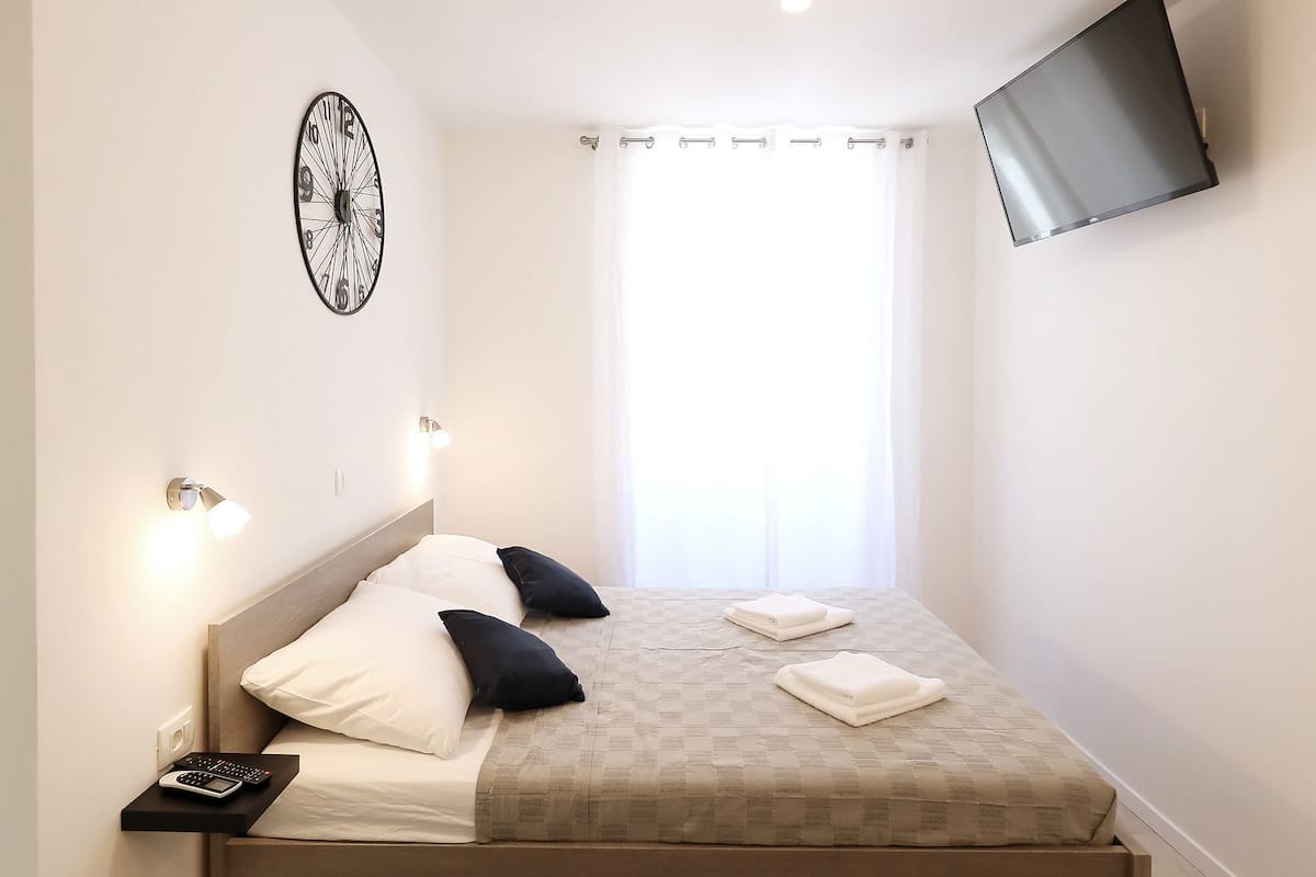 Ropa de cama hipoalergénica y sistema de insonorización