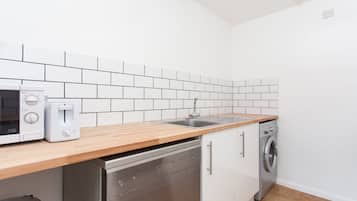 Family Apartment | Private kitchen | Oven, stovetop, dishwasher, electric kettle