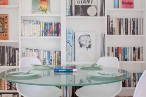 Family Apartment | Living area | Flat-screen TV - Oxford Street & Soho Modern 2 Bed Apt (London)