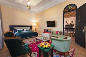 Suíte superluxo, 1 cama King, sacada, vista para a montanha | Comodidades do quarto