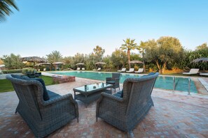 Piscine extérieure, parasols de plage, chaises longues