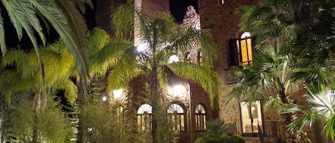 Fachada da propriedade à noite