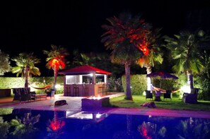 Outdoor pool, pool umbrellas, sun loungers - La Citadelle de Marrakech (Ghmate)