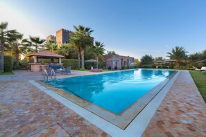Outdoor pool, pool umbrellas, sun loungers - La Citadelle de Marrakech (Ghmate)