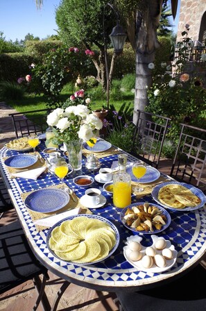 Free daily local cuisine breakfast - La Citadelle de Marrakech (Ghmate)