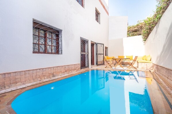 Piscine intérieure, piscine extérieure