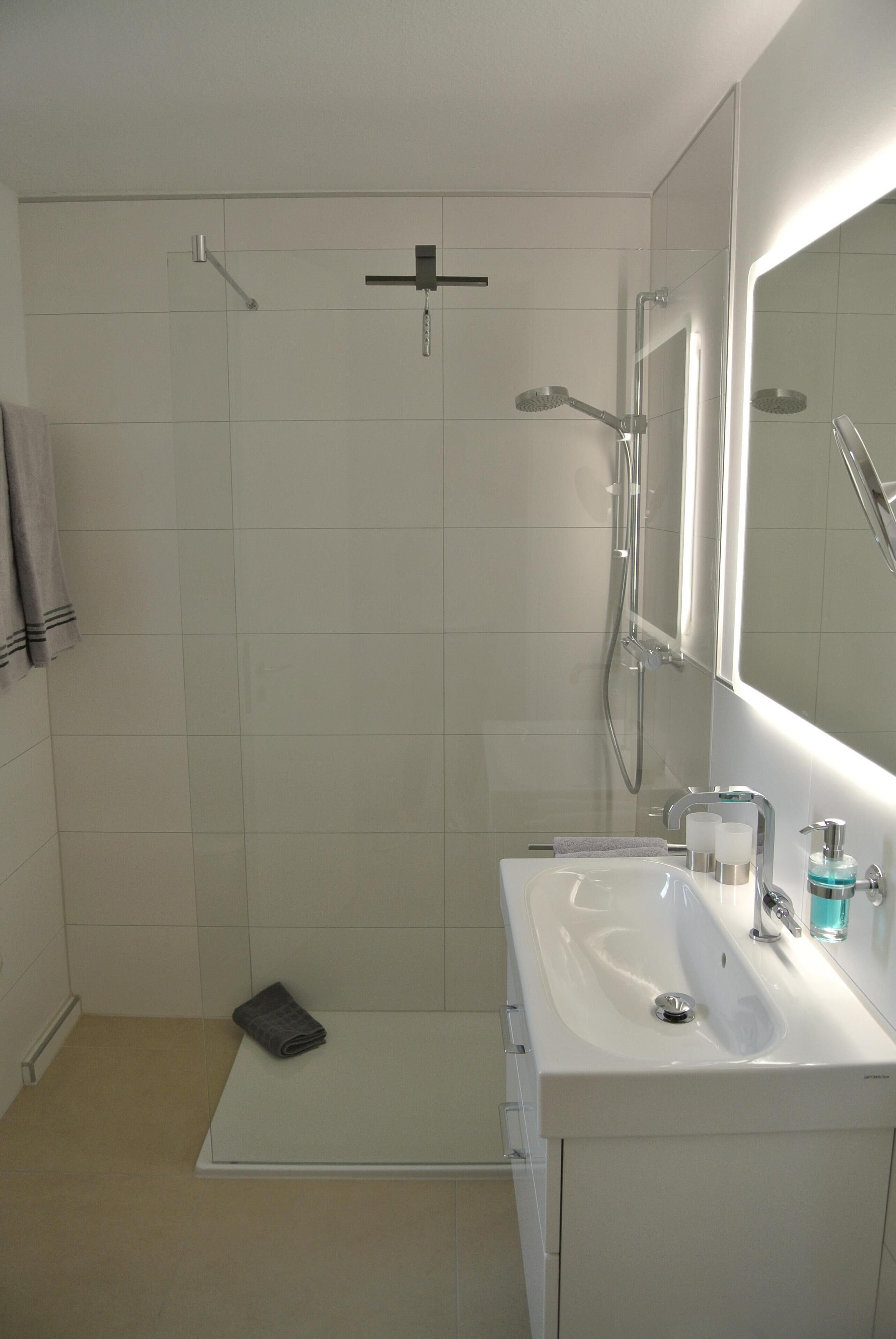 Douche, sèche-cheveux, serviettes fournies, savon