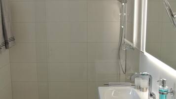 Douche, sĂšche-cheveux, serviettes fournies, savon