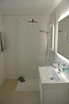 Een douche, een haardroger, handdoeken, zeep