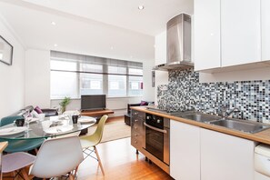 Fridge, oven, stovetop, cookware/dishes/utensils - Spacious Apartment Berwick St &Oxford St (London)