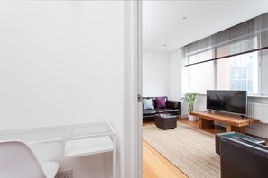 Living room - Spacious Apartment Berwick St &Oxford St (London)