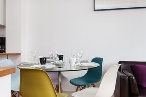 Family Apartment | In-room dining - Spacious Apartment Berwick St &Oxford St (London)