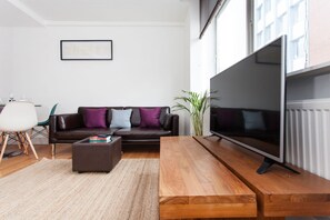 Family Apartment | Living room | Flat-screen TV - Spacious Apartment Berwick St &Oxford St (London)